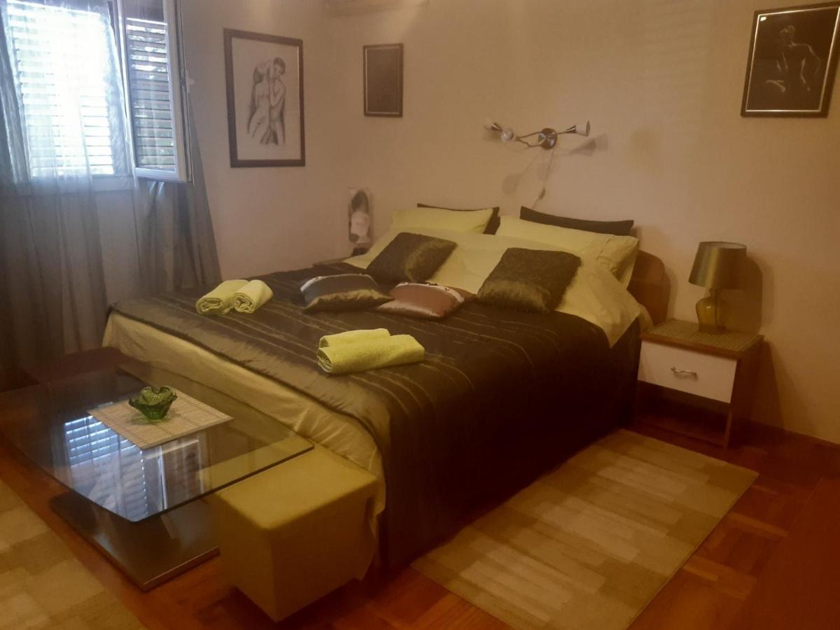 Apartments Palm House ロヴィニ エクステリア 写真