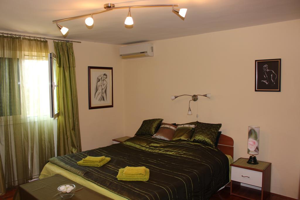 Apartments Palm House ロヴィニ 部屋 写真