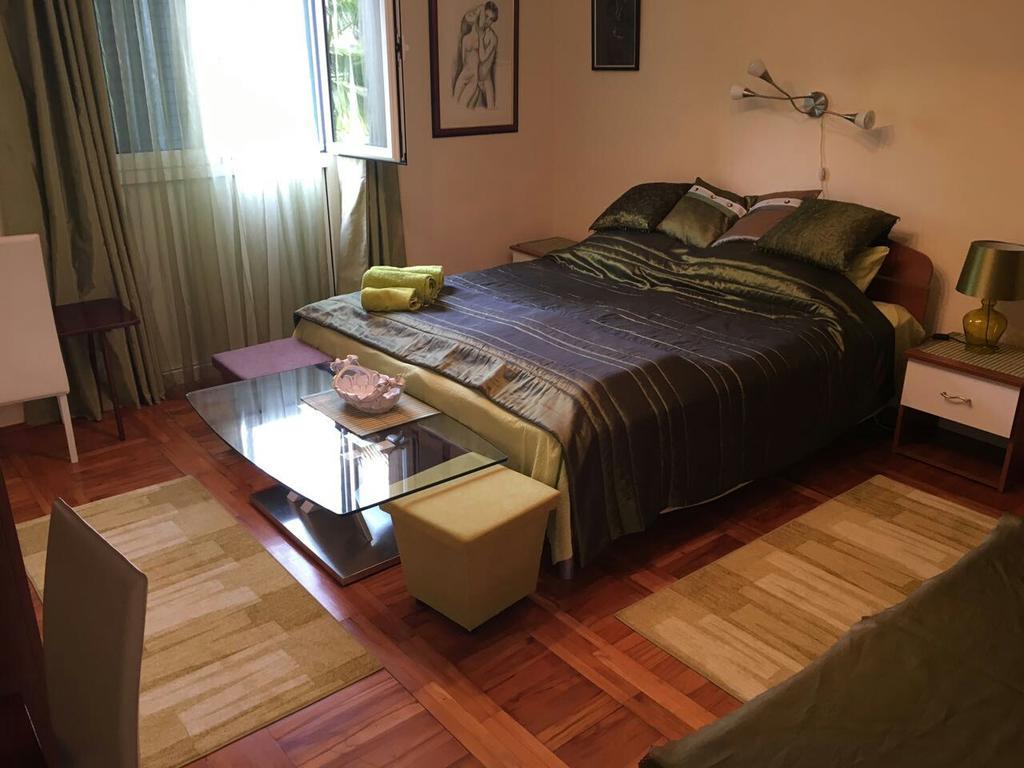 Apartments Palm House ロヴィニ エクステリア 写真